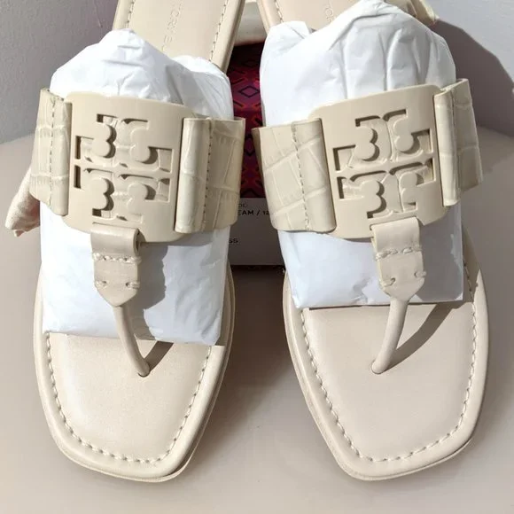 【TORYBURCH】 white leather sandals （関税送料込） TORY BURCH OFF WHITE Flat LOGO leather Thong Sandals Shoes